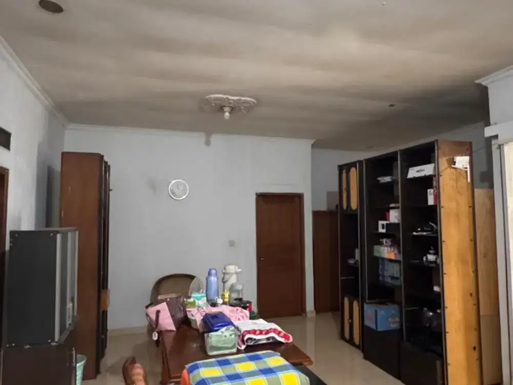 JUAL CEPAT RUMAH LAWAS HITUNG TANAH LT 343m² Pinggir Jalan Besar Cocok Investasi di Ciracas Jakarta Timur