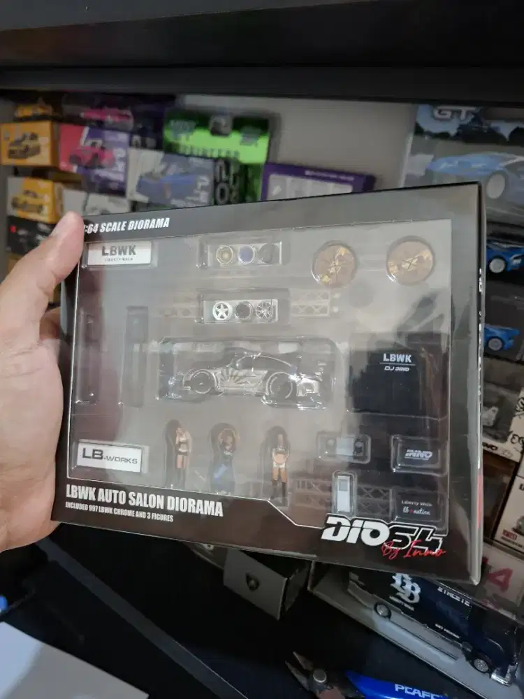 Miniatur diorama diecast inno64 LBWK AUTO SALON