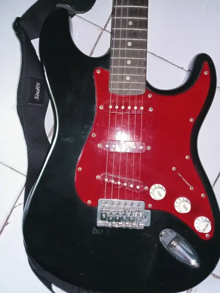 Gitar Elektrik Custom Model Stratocaster Black & Red - Siap Pakai