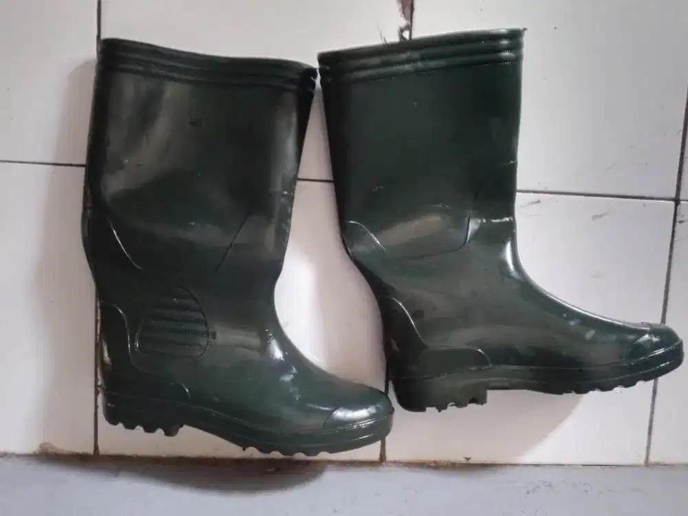 sepatu boot proyek