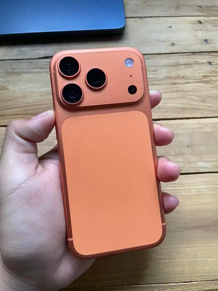 iPhone 17 Pro Cosmic Orange