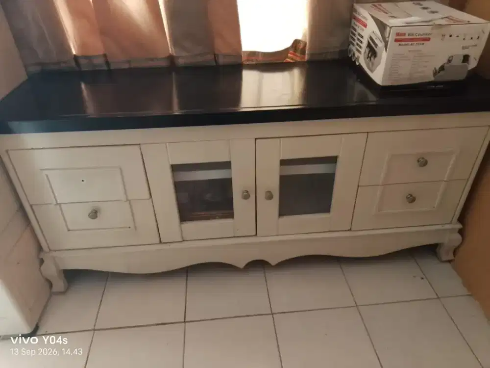 Meja tv kayu masih ok 750 k nego