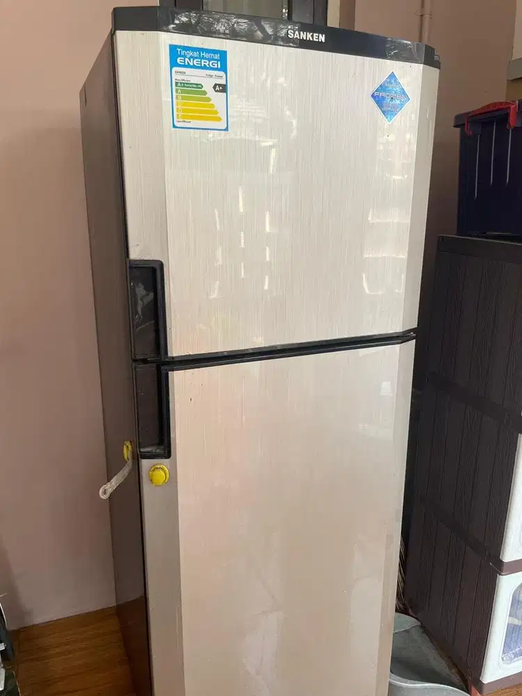 Kulkas 2 pintu SANKEN