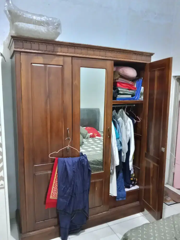 Lemari Pakaian Bahan Kayu Jati 3 Pintu