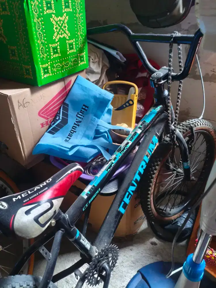 Sepeda model BMX, merk centrum