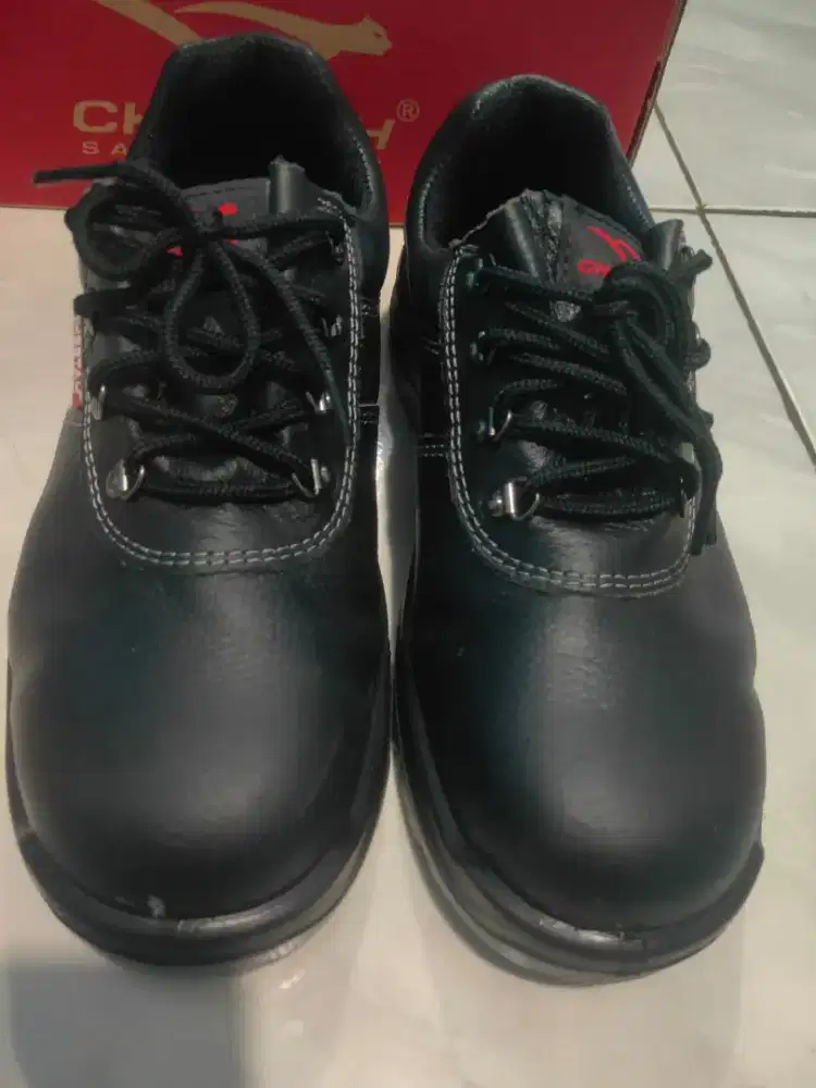 Sepatu safety merk cheeta