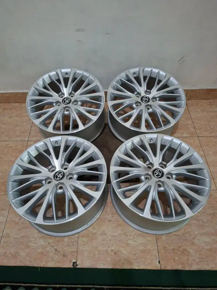 di jual velg Camry hybrid r18 original kondisi mulus