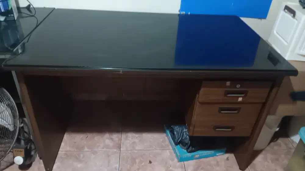 Meja kantor. Jual cepat
