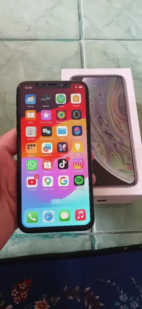 Iphone xs 64gb kondisi mulus