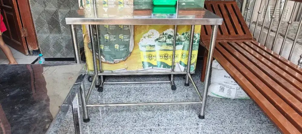 Meja stainles mulus dan kokoh