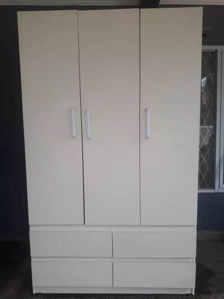 Lemari pakaian 3 pintu