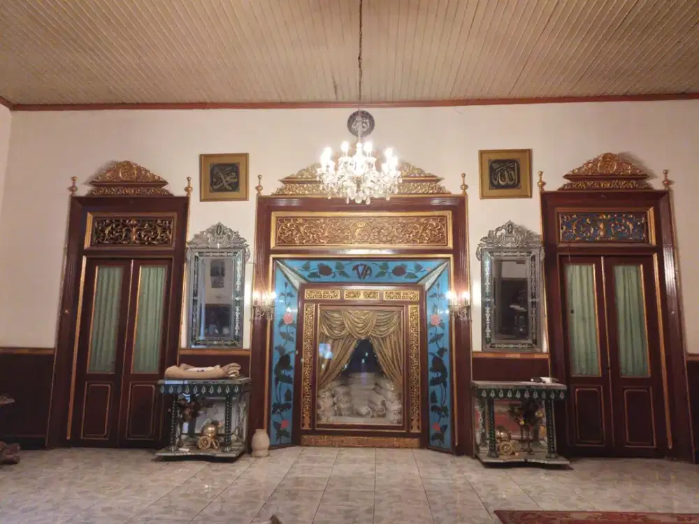 DI JUAL RUMAH ETNIK JAWA CLASSIK RUMAH TAHUN 1928  SIAP  HUNI BAGUS SHM PINGGIR JALAN DR RAJIMAN LAWEYAN KOTA SOLO