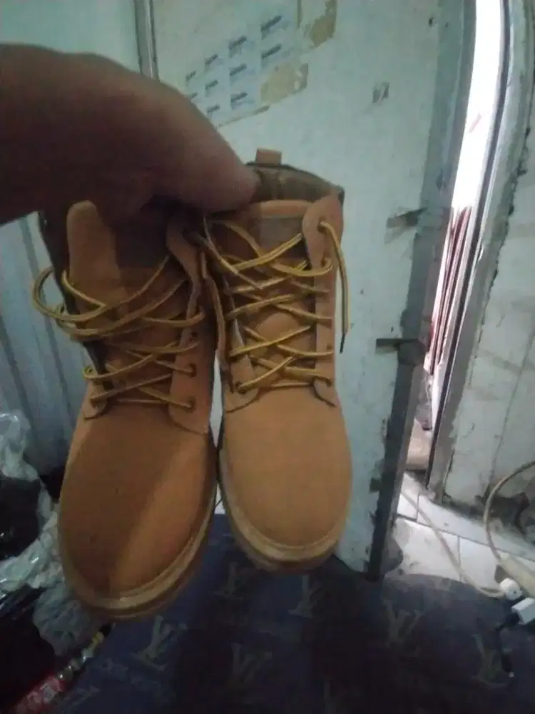 dijual sepatu boots pria baca deskripsi