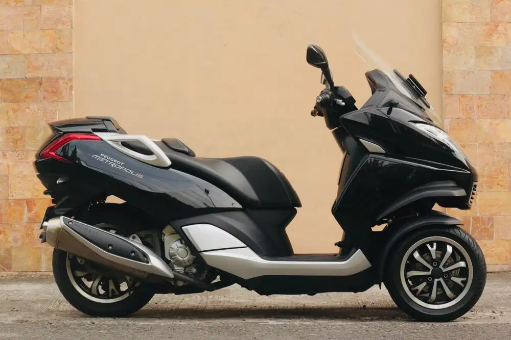 Peugeout Metropolis 400i, Tmax, ADV 750, MP3 500