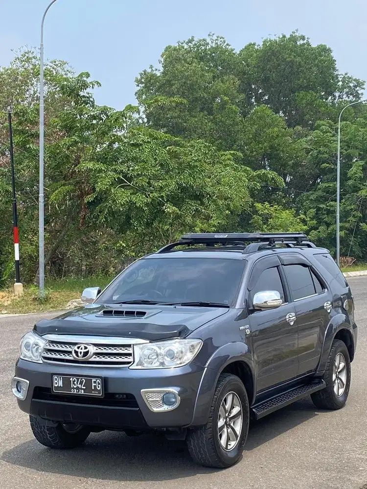 Di jual Fortuner V 4 X 4 BENSIN TAHUN 2011 MATIC