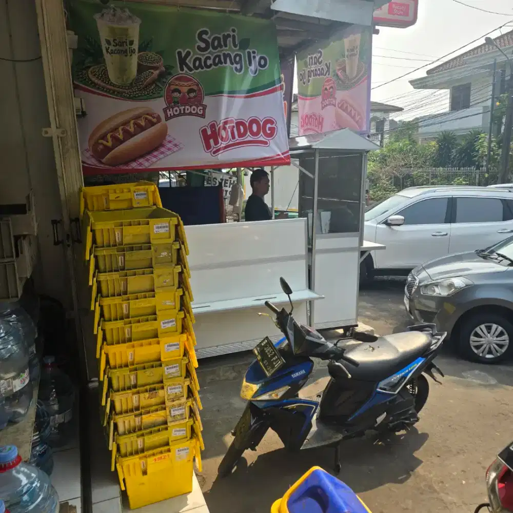 Karyawati stand minuman dan hotdog