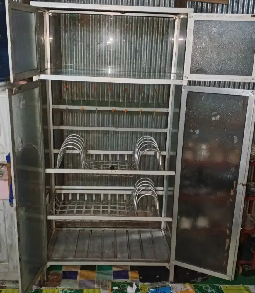 Lemari kaca rak piring dua pintu