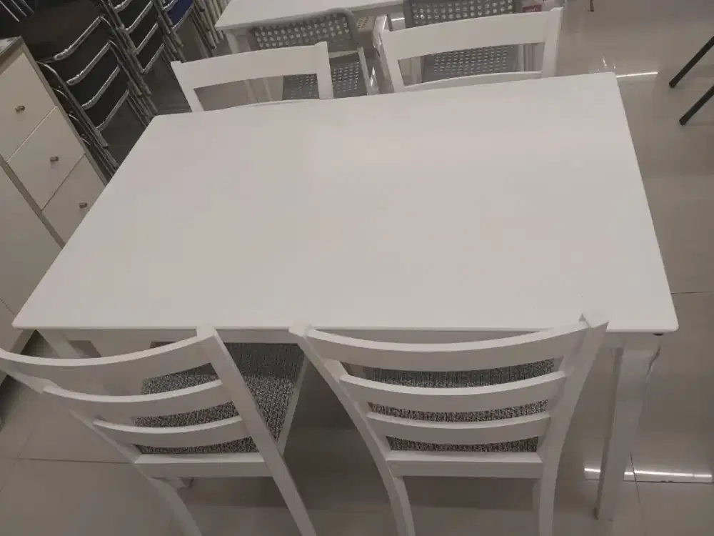 Meja makan Yania