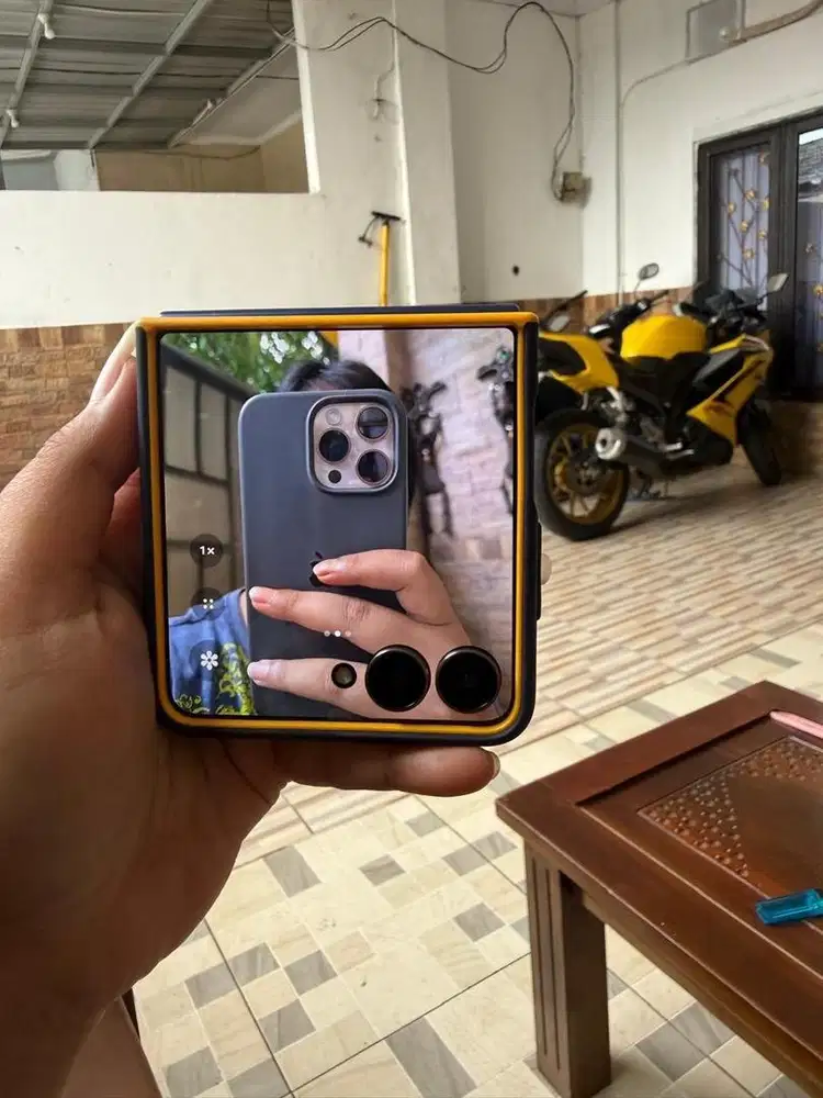 Samsung Galaxy Z Flip 7 (12/256)
