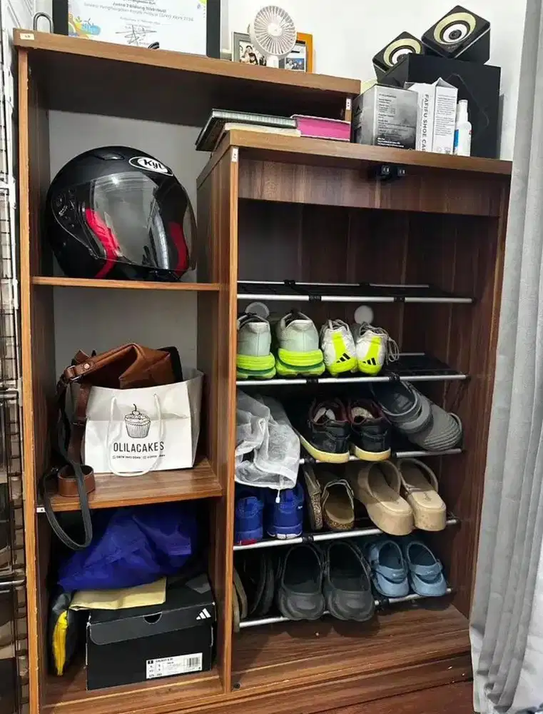 Rak Helm dan Sepatu