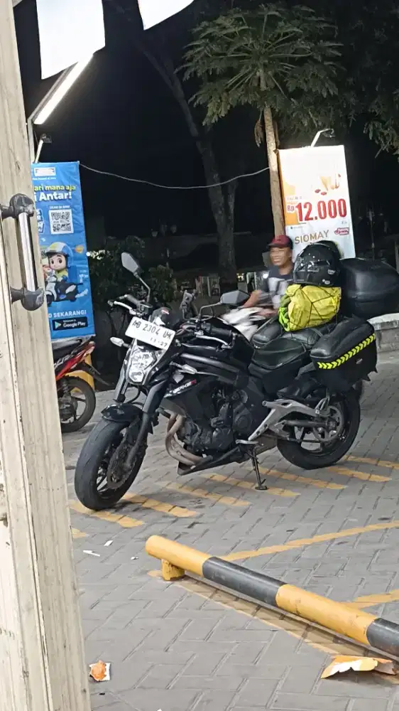 Dijual Motor Kawasaki ER6n th 2012 warna hitam an. Sendiri dari baru