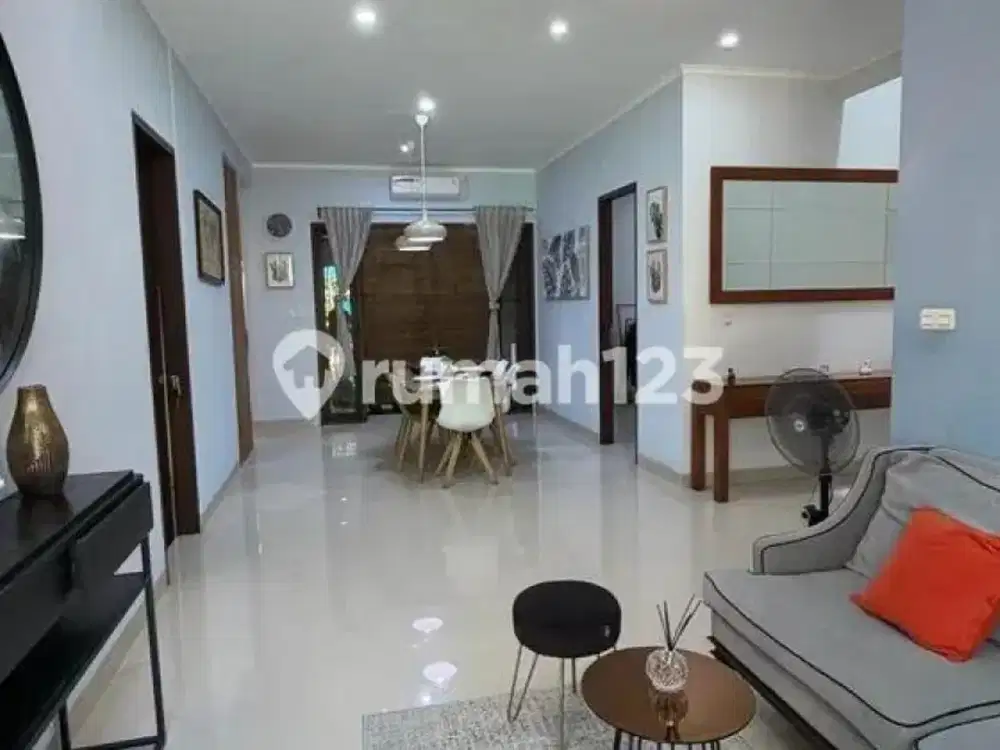 Rumah Full Furnised 3+1 Br, Depan Taman. Lokasi Super Strategis