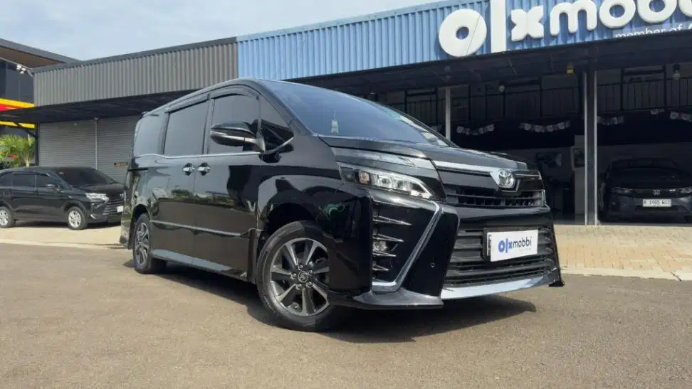 DP MURAH Toyota Voxy 2.0 Bensin-AT 2020 Hitam CSMIB