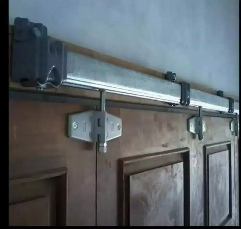 Pintu garasi Kayu