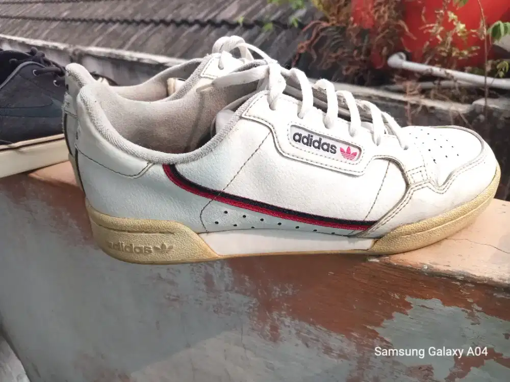 Sepatu adidas continental white