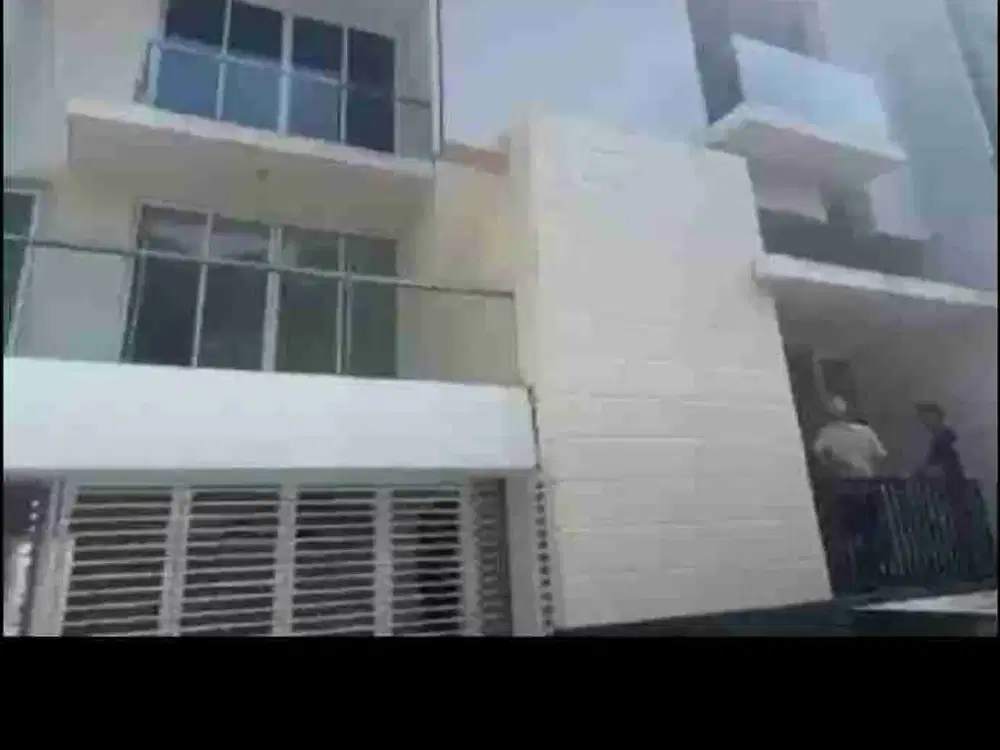 DISEWA RUMAH 2.5 LANTAI KAMAR ADA 4 SIAP HUNI BEBAS BANJIR DEPAN TAMAN BEBAS PARKIR DI CITRA 6