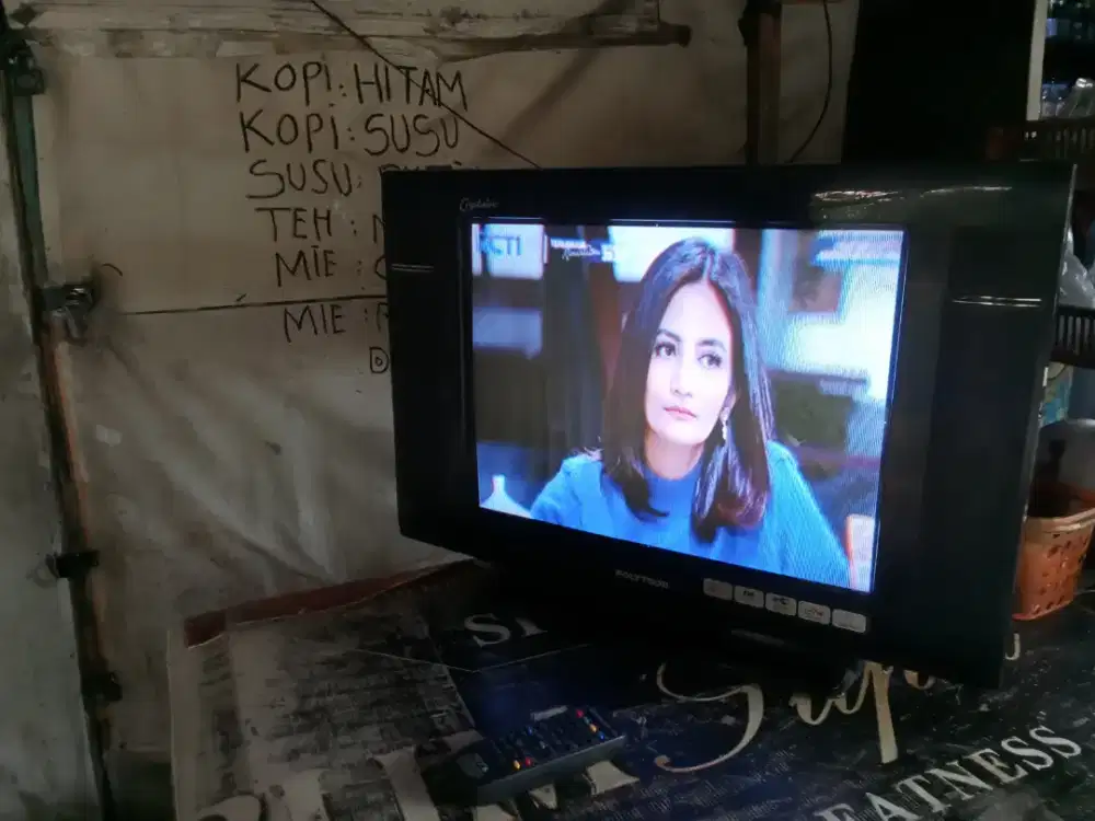 jual tv 21in slim polytron kelengkpan tv+remot aja harga 330 nego