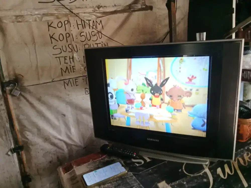 jual tv 21in slim samsung kelengkpan tv+remot aja harga 330 nego