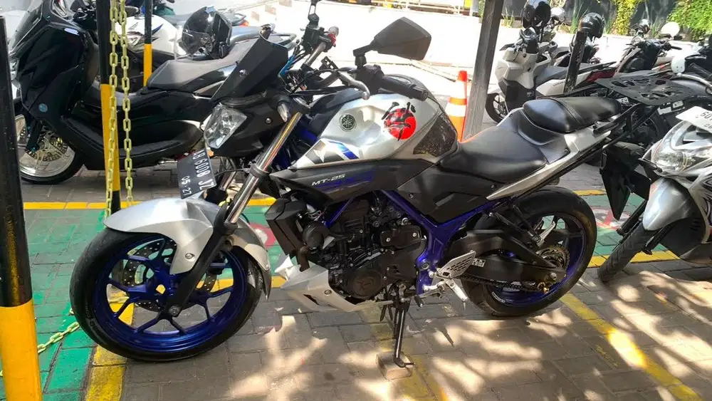 MT25 Silver Rangka Biru