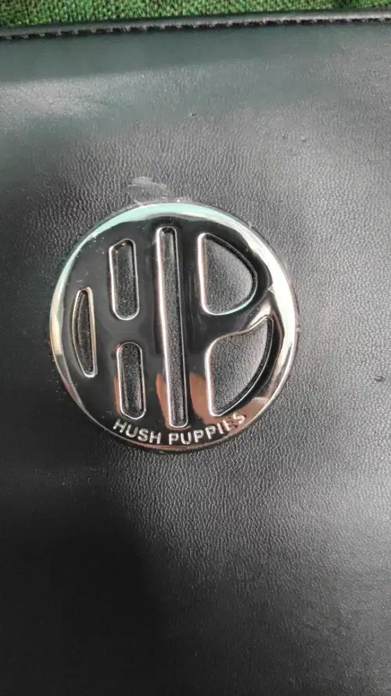 Tas Hust puppies warna hitam