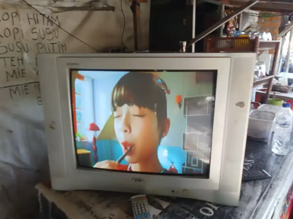 jual tv 21inTCL kelengkpan tv+remot aja harga 300 nego halus