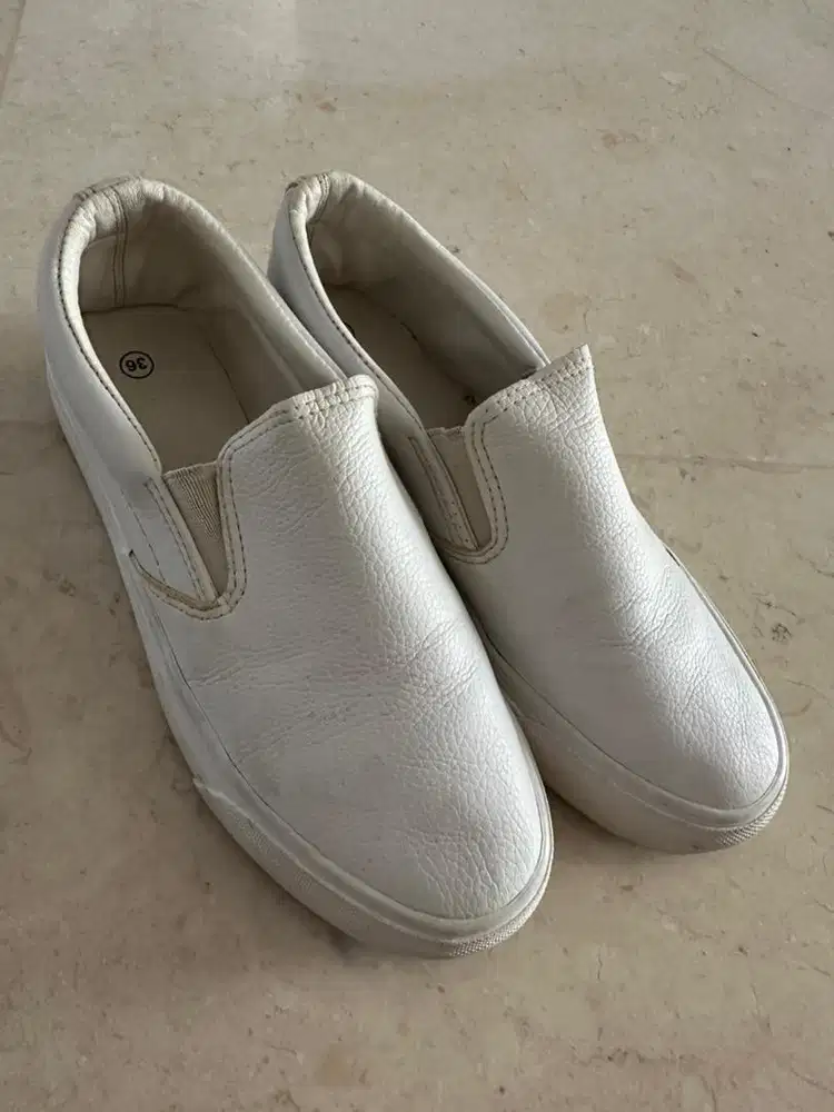 Sepatu slop wanita
