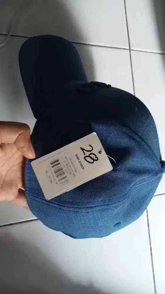 Topi masih baru