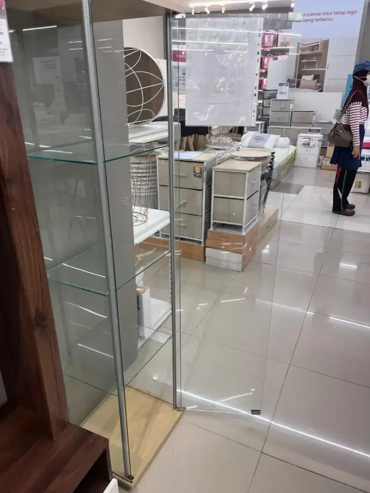 Lemari kaca gazel