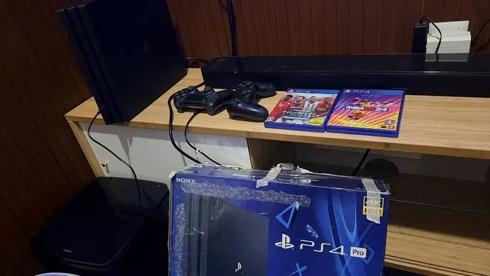 Dijual console PS4 pro ori fullset bonus 2 BD game PS4