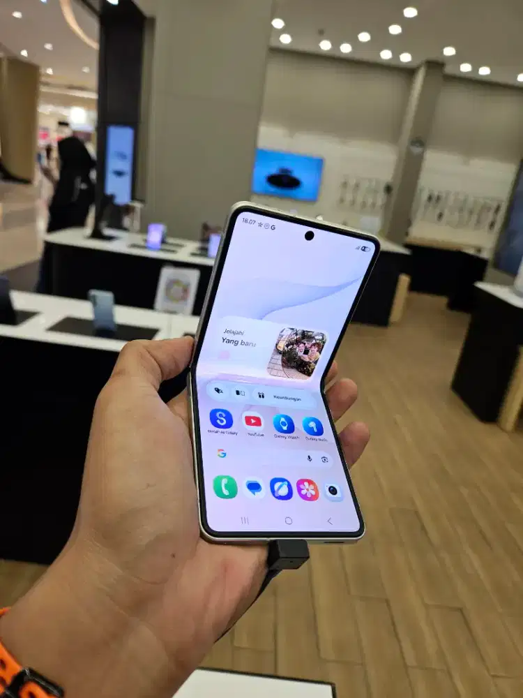 SAMSUNG Z FLIP8 ROM 512GB GRATIS AKSESORIS ORIGINAL SENILAI 3 JUTA