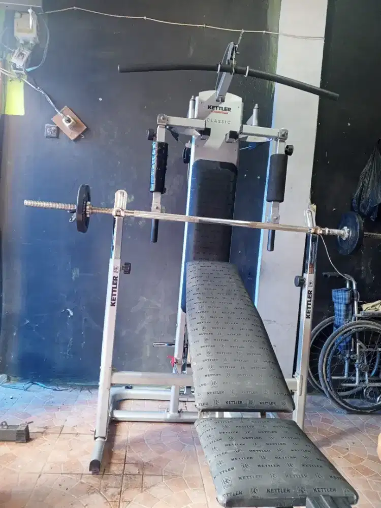 Home gym Kettler. Alat olahraga. Bench press