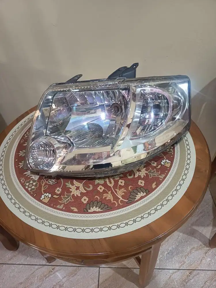 Lampu depan sebelah kiri mobil APV tahun 2009