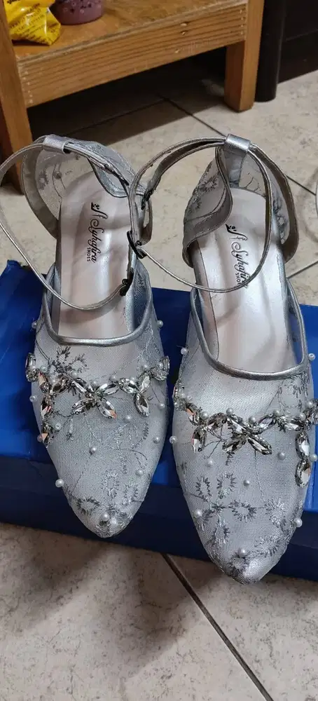 Sepatu heels sekali pakai