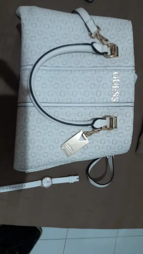 Tas dan jam tangan GUESS
