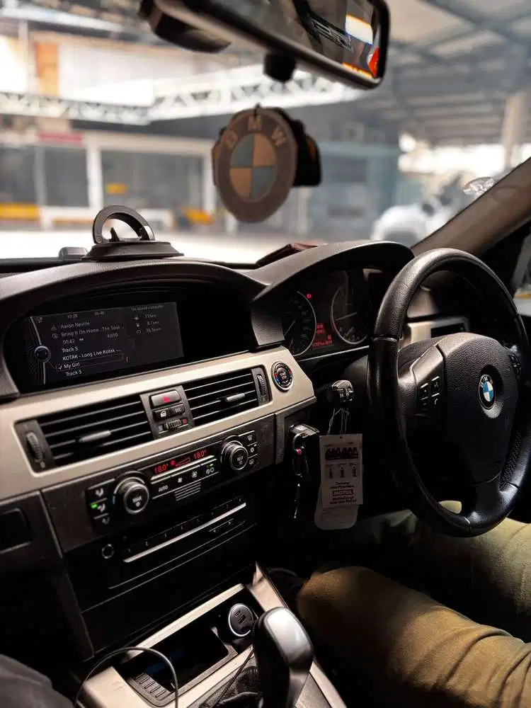 BMW 320i 2009 Bensin