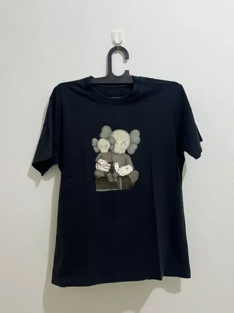 Kaos UNIQLO KAWS