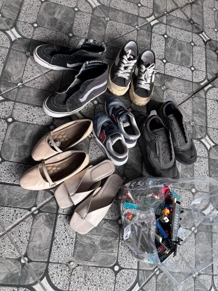 (Edisi Beres-beres) Jual borongan sepatu + lego