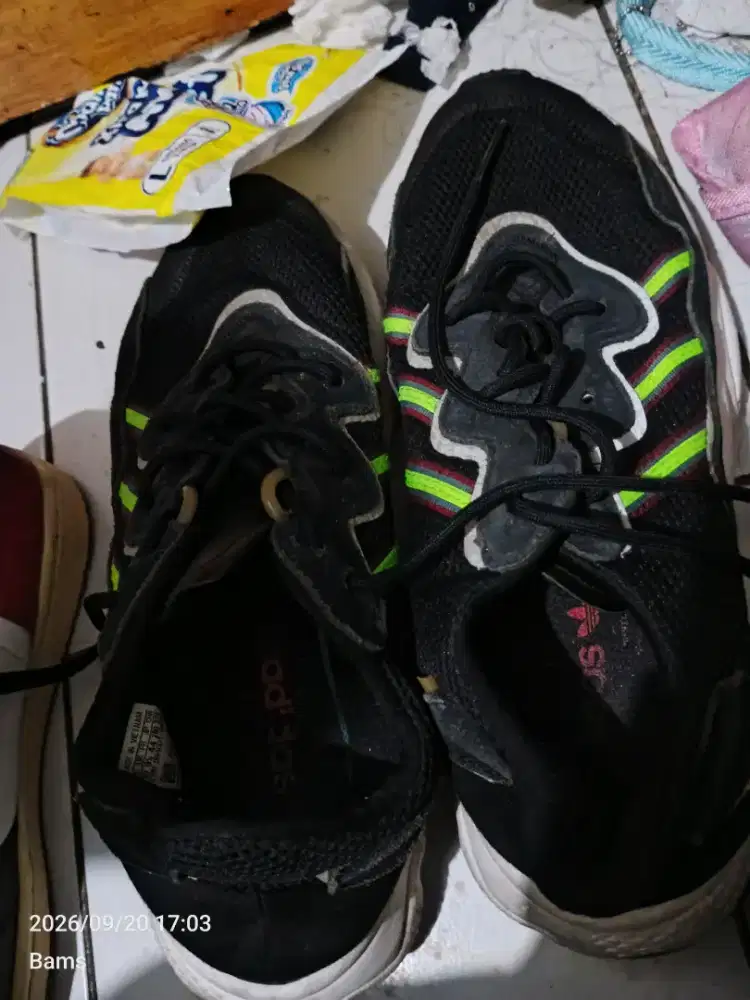 Sepatu merk Adidas ukuran 44