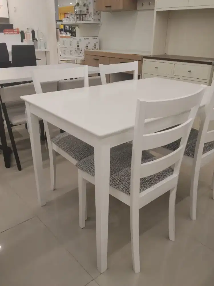 Meja makan yasmin