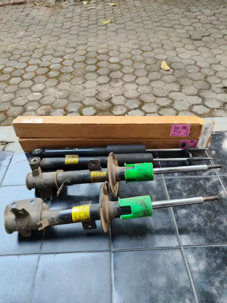 Jual Apa Adanya : Schock Breaker Depan dan Belakang Ertiga 2013 (Baca)